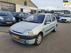 Grijs Gebruikt 2001 Renault Clio II Hatchback | € 1.500 (Eerlijke prijs)