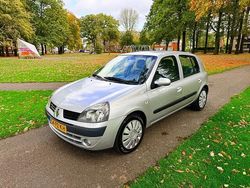 Grijs Gebruikt 2005 Renault Clio II Dynamique Hatchback | € 1.599 (Eerlijke prijs)