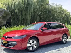 Rood, metallic lak Gebruikt 2024 VW Passat Business Stationwagen | € 36.945 (Eerlijke prijs)