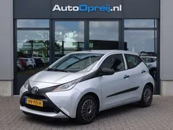Grijs, metallic lak Gebruikt 2015 Toyota Aygo Hatchback | € 7.245 (Eerlijke prijs)