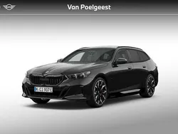 Saphirschwarz metallic (475) (zwart metallic) Nieuw 2025 BMW 550e M Sport Stationwagen | € 120.896 (Duur)