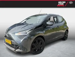 Grijs, metallic lak Gebruikt 2019 Toyota Aygo X-play Hatchback | € 10.450 (Eerlijke prijs)