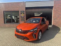Oranje Gebruikt 2024 Renault Clio V Evolution Hatchback | € 22.750 (Eerlijke prijs)
