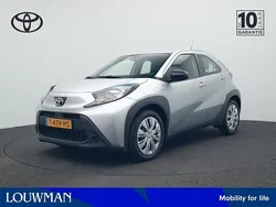 Grijs metallic Gebruikt 2023 Toyota Aygo Play Hatchback | € 16.945 (Eerlijke prijs)