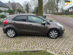 Bruin Gebruikt 2016 Kia Rio Hatchback | € 5.500 (Eerlijke prijs)
