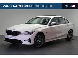 Alpinweiss (licht wit) Gebruikt 2022 BMW 330e Comfort Edition Sedan | € 38.950 (Eerlijke prijs)