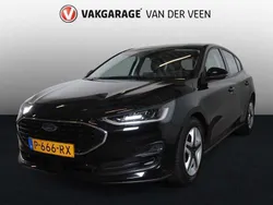 Zwart Gebruikt 2022 Ford Focus Hatchback | € 16.445 (Eerlijke prijs)
