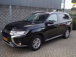 Zwart, metallic lak Gebruikt 2019 Mitsubishi Outlander P-HEV SUV | € 20.650 (Goede deal)