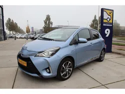 Blauw, metallic lak Gebruikt 2017 Toyota Yaris Premium Hatchback | € 15.948 (Eerlijke prijs)