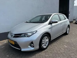 Grijs, metallic lak Gebruikt 2013 Toyota Auris Hybrid Hatchback | € 12.450 (Eerlijke prijs)