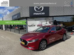 Rood Nieuw 2025 Mazda 3 Takumi-Line Sedan | € 41.440 (Iets duurder)