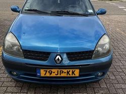 Blauw Gebruikt 2002 Renault Clio II Dynamique Hatchback | € 700 (Eerlijke prijs)
