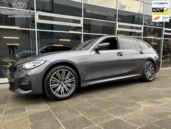 Grijs Gebruikt 2021 BMW 330 Executive Stationwagen | € 28.950 (Eerlijke prijs)