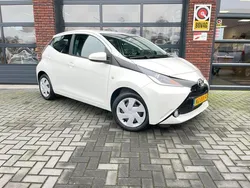 Wit Gebruikt 2017 Toyota Aygo X-play Hatchback | € 7.950 (Eerlijke prijs)