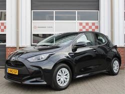 Zwart Gebruikt 2021 Toyota Yaris Hybrid Active Hatchback | € 19.495 (Eerlijke prijs)