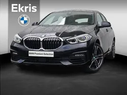 Saphirschwarz metallic (zwart metallic) Gebruikt 2021 BMW 118 Executive Hatchback | € 23.900 (Super prijs)