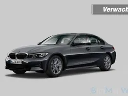 Grijs, metallic lak Gebruikt 2020 BMW 320 Sport Line Sedan | € 25.950 (Goede deal)