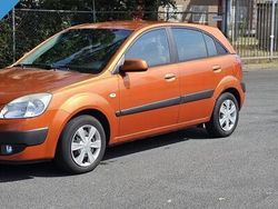 Oranje, metallic lak Gebruikt 2008 Kia Rio Hatchback | € 1.999 (Eerlijke prijs)