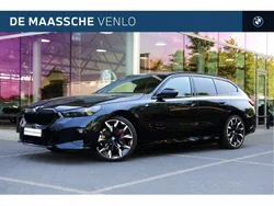 M carbonschwarz (donker zwart metallic) Gebruikt 2024 BMW 530e Comfort Edition Stationwagen | € 73.950