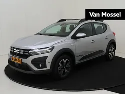 Grijs Gebruikt 2024 Dacia Sandero Essentiel Hatchback | € 19.430 (Eerlijke prijs)