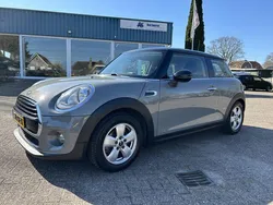 Grijs, metallic lak Gebruikt 2018 Mini Cooper Business Hatchback | € 12.750 (Eerlijke prijs)