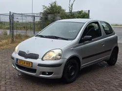 Grijs Gebruikt 2003 Toyota Yaris Luna Hatchback | € 1.799 (Eerlijke prijs)