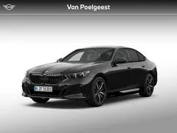 Saphirschwarz metallic (475) (zwart metallic) Nieuw 2025 BMW 550e M Sport Sedan | € 105.302 (Eerlijke prijs)