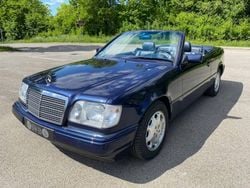 Blauwazuritblau metallic Gebruikt 1994 Mercedes E220 Cabriolet | € 25.000