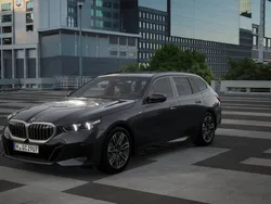 Sophistograu Nieuw 2024 BMW 520 M Sport Stationwagen | € 79.647 (Super prijs)