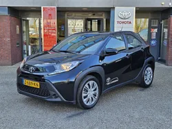 Zwart Gebruikt 2024 Toyota Aygo Play Hatchback | € 18.339 (Eerlijke prijs)