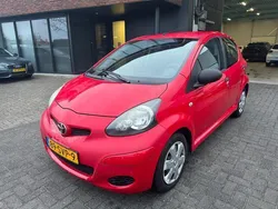Rood Gebruikt 2011 Toyota Aygo Hatchback | € 3.295 (Eerlijke prijs)