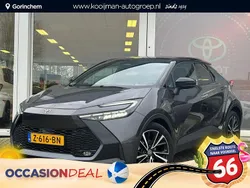 Ash grey metalic / zwart dak Gebruikt 2024 Toyota C-HR Executive SUV | € 36.950 (Eerlijke prijs)