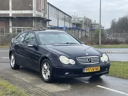 Blauw, metallic lak Gebruikt 2002 Mercedes C180 Coupé | € 1.450 (Goede deal)