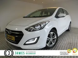 Wit, metallic lak Gebruikt 2016 Hyundai i30 Comfort Stationwagen | € 13.945 (Iets duurder)