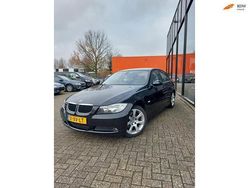 Zwart (metallic) Gebruikt 2007 BMW 318 Comfort Edition Sedan | € 5.250 (Eerlijke prijs)