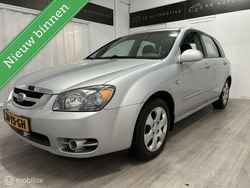 Grijs, metallic lak Gebruikt 2007 Kia Cerato Hatchback | € 2.399 (Eerlijke prijs)