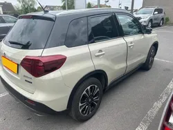 Beige, metallic lak Gebruikt 2023 Suzuki Vitara Style SUV | € 28.945 (Eerlijke prijs)