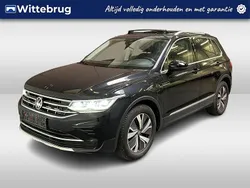 Zwart, metallic lak Gebruikt 2022 VW Tiguan Elegance SUV | € 34.950 (Eerlijke prijs)