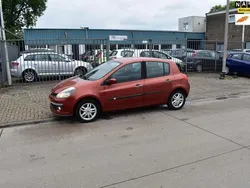 Rood, metallic lak Gebruikt 2006 Renault Clio II Dynamique Hatchback | € 2.450 (Eerlijke prijs)
