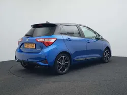 Blauw, metallic lak Gebruikt 2018 Toyota Yaris Hatchback | € 16.980 (Eerlijke prijs)