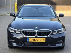 Zwart Gebruikt 2021 BMW 330e Stationwagen | € 33.950 (Goede deal)