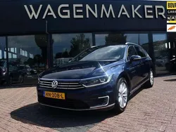 Blauw, metallic lak Gebruikt 2015 VW Passat Highline Stationwagen | € 13.450 (Eerlijke prijs)