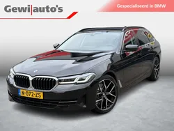 Zwart, metallic lak Gebruikt 2022 BMW 520 Executive Stationwagen | € 38.999 (Goede deal)