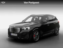 Saphirschwarz metallic (zwart metallic) Nieuw 2025 BMW iX1 M Sport SUV | € 61.066 (Goede deal)
