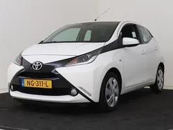Wit Gebruikt 2017 Toyota Aygo X-play Hatchback | € 8.950 (Eerlijke prijs)