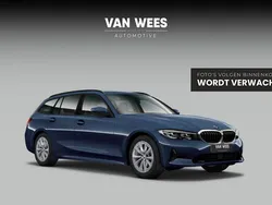 Blauw, metallic lak Gebruikt 2021 BMW 318 Executive Stationwagen | € 22.950 (Super prijs)