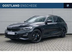 Zwart Gebruikt 2022 BMW 330e Executive Stationwagen | € 37.650 (Eerlijke prijs)