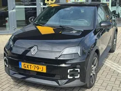 Zwart, metallic lak Gebruikt 2024 Renault R5 Komfort Hatchback | € 32.945 (Eerlijke prijs)