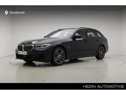 Carbonschwarz (zwart metallic) Gebruikt 2023 BMW 530e Comfort Edition Stationwagen | € 49.895 (Eerlijke prijs)