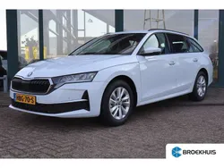 Wit, metallic lak Gebruikt 2025 Skoda Octavia Stationwagen | € 29.900